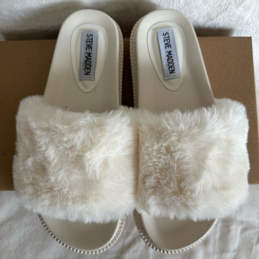 Steve Madden Women's ivory Plush Slide Slippers